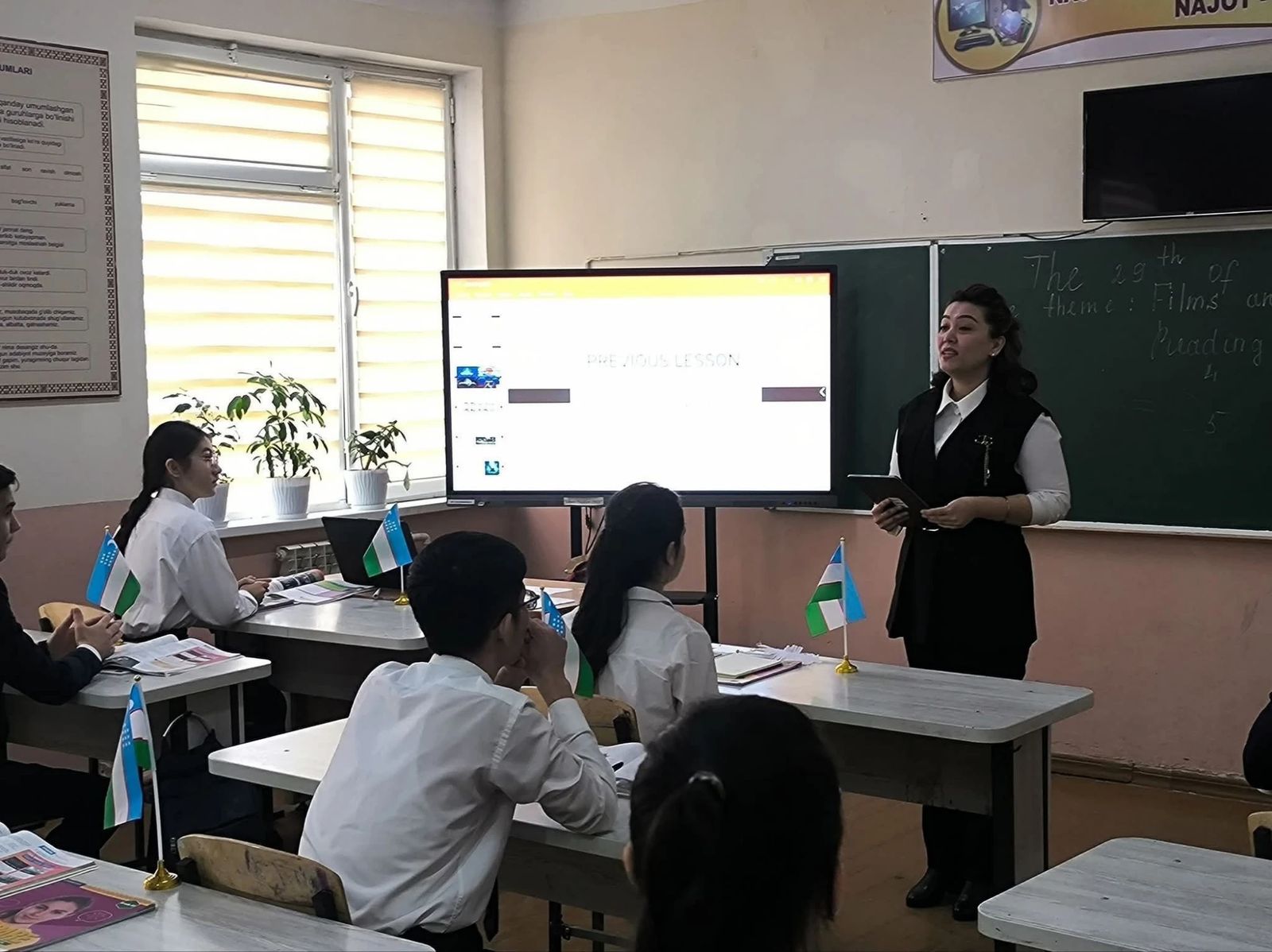 Ingliz tili darsi: interaktiv doska va partalardagi bayroqchalar