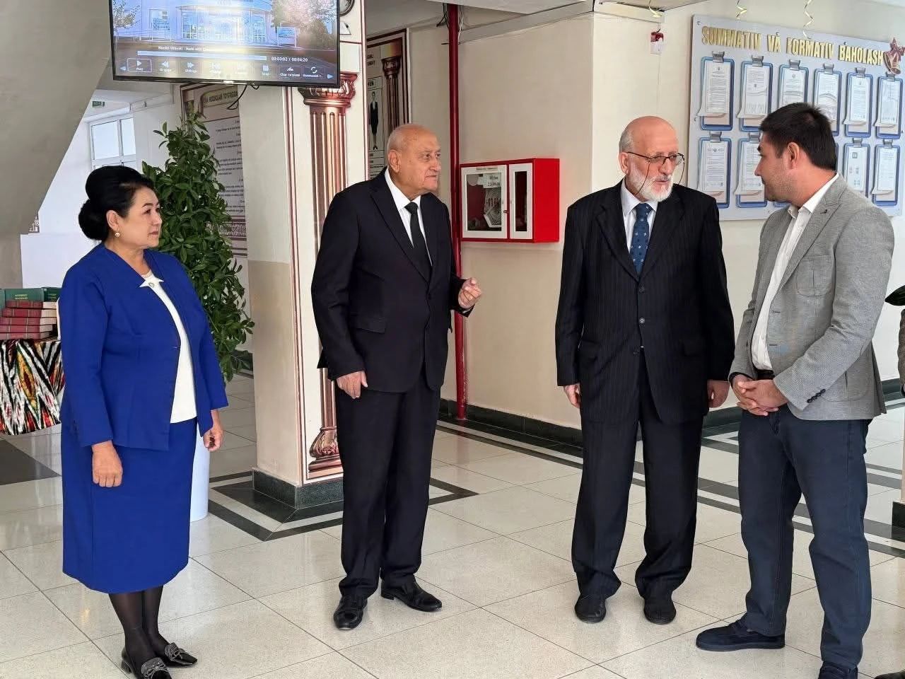 Maktab zalida mehmonlar bilan suhbat